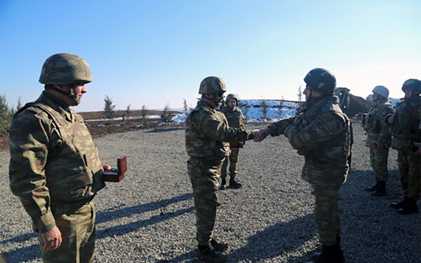 Министр обороны проверил готовность подразделений на передовой линии - Sputnik Азербайджан