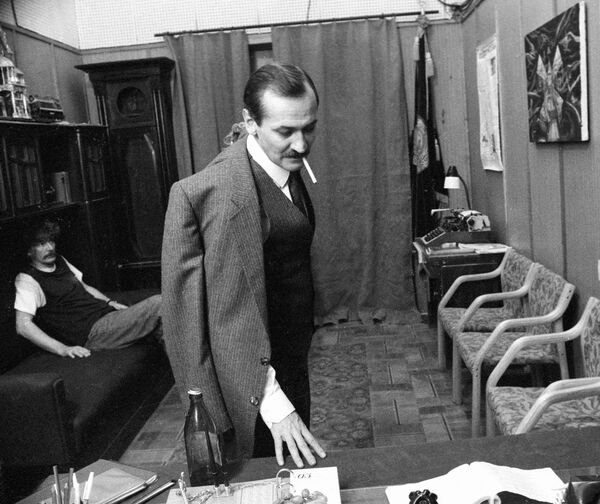 Режиссер-постановщик фильма Сукины дети Леонид Филатов во время съемок, 1 февраля 1990 года - Sputnik Азербайджан