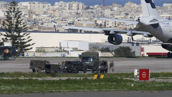 Захваченный пассажирский самолет ливийской авиакомпании Afriqiyah Airways, который сел в Мальте - Sputnik Азербайджан
