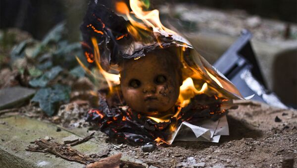 Сгоревшая кукла, фото из архива - Sputnik Азербайджан