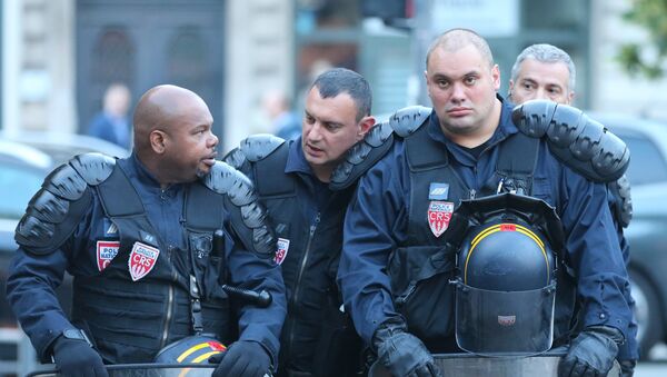 Сотрудники полиции на одной из улиц во французском городе Лилле - Sputnik Азербайджан
