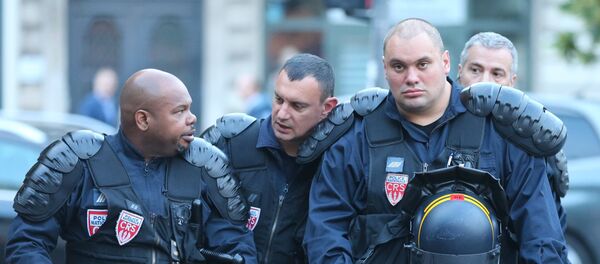 Сотрудники полиции на одной из улиц во французском городе Лилле Сотрудники полиции на одной из улиц во французском городе Лилле - Sputnik Азербайджан