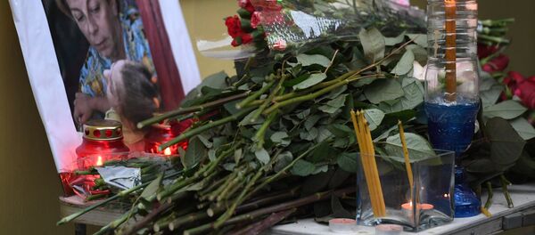 Цветы у офиса организации Справедливая помощь в память об Елизавете Глинке - Sputnik Азербайджан