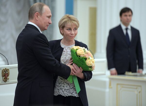 8 декабря 2016. Президент РФ Владимир Путин и директор Международной общественной организации Справедливая помощь Елизавета Глинка (Доктор Лиза) во время церемонии вручения Государственных премий за выдающиеся достижения в области благотворительной и правозащитной деятельности. 8 декабря 2016. Президент РФ Владимир Путин и директор Международной общественной организации Справедливая помощь Елизавета Глинка (Доктор Лиза) во время церемонии вручения Государственных премий за выдающиеся достижения в области благотворительной и правозащитной деятельности. - Sputnik Азербайджан
