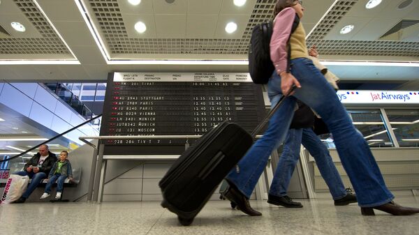Туристы в аэропорту Белграда, фото из архива - Sputnik Азербайджан