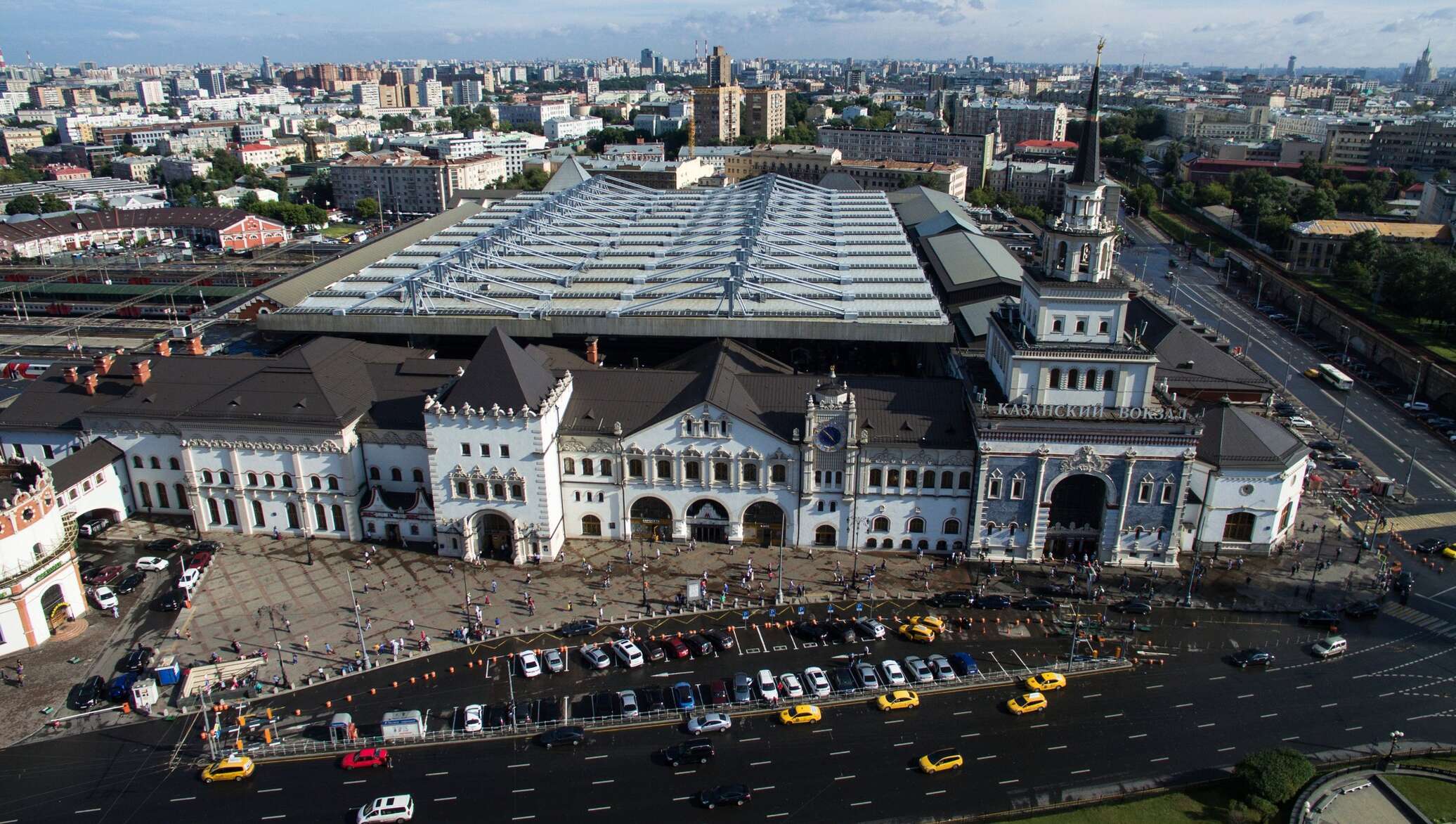 Казанский вокзал москва. Казанский вокзал снаружи. Анский вокзал в Москве. Площадь Казанского вокзала. Казанский вокзал МСК.