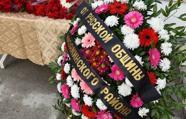 Люди несут цветы к посольству РФ в Баку в память о жертвах авиакатастрофы - Sputnik Азербайджан