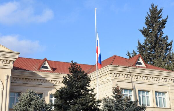 Люди несут цветы к посольству РФ в Баку в память о жертвах авиакатастрофы - Sputnik Азербайджан