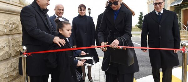 Первая леди Азербайджана Мехрибан Алиева приняла участие в церемонии открытия здания для воспитанников детских домов в поселке Масазыр - Sputnik Азербайджан