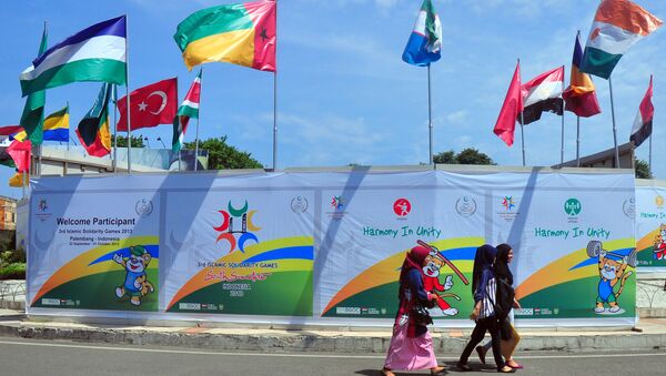 Флаги участников Игр исламской солидарности на острове Суматра в Индонезии, 20 сентября 2013 - Sputnik Азербайджан