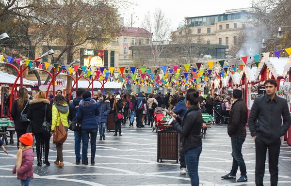 Благотворительная новогодняя ярмарка Холодные руки - горячие сердца в центре Баку - Sputnik Азербайджан