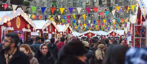 Благотворительная новогодняя ярмарка Холодные руки - горячие сердца в центре Баку - Sputnik Азербайджан