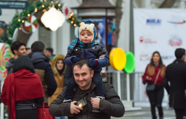 Благотворительная новогодняя ярмарка Холодные руки - горячие сердца в центре Баку - Sputnik Азербайджан