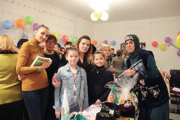 Постоянное представительство Республики Татарстан в Азербайджане провело в Баку ярмарку по случаю приближающегося Нового года Постоянное представительство Республики Татарстан в Азербайджане провело в Баку ярмарку по случаю приближающегося Нового года - Sputnik Азербайджан