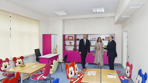 Президент Ильхам Алиев, первая леди Мехрибан Алиева и министр труда и социальной защиты населения Салим Муслимов в Детском реабилитационном центре - Sputnik Азербайджан
