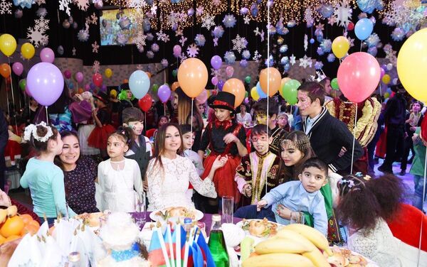 Во дворце Бута прошло праздничное веселье для детей - Sputnik Азербайджан
