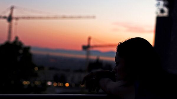 Одинокая девушка любуется закатом, фото из архива - Sputnik Азербайджан