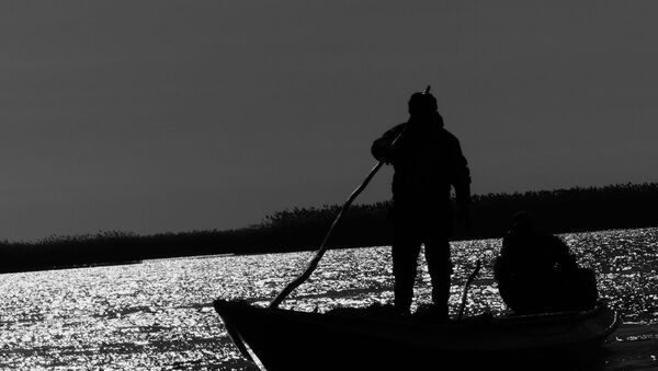 Рыбак на лодке, фото из архива - Sputnik Азербайджан