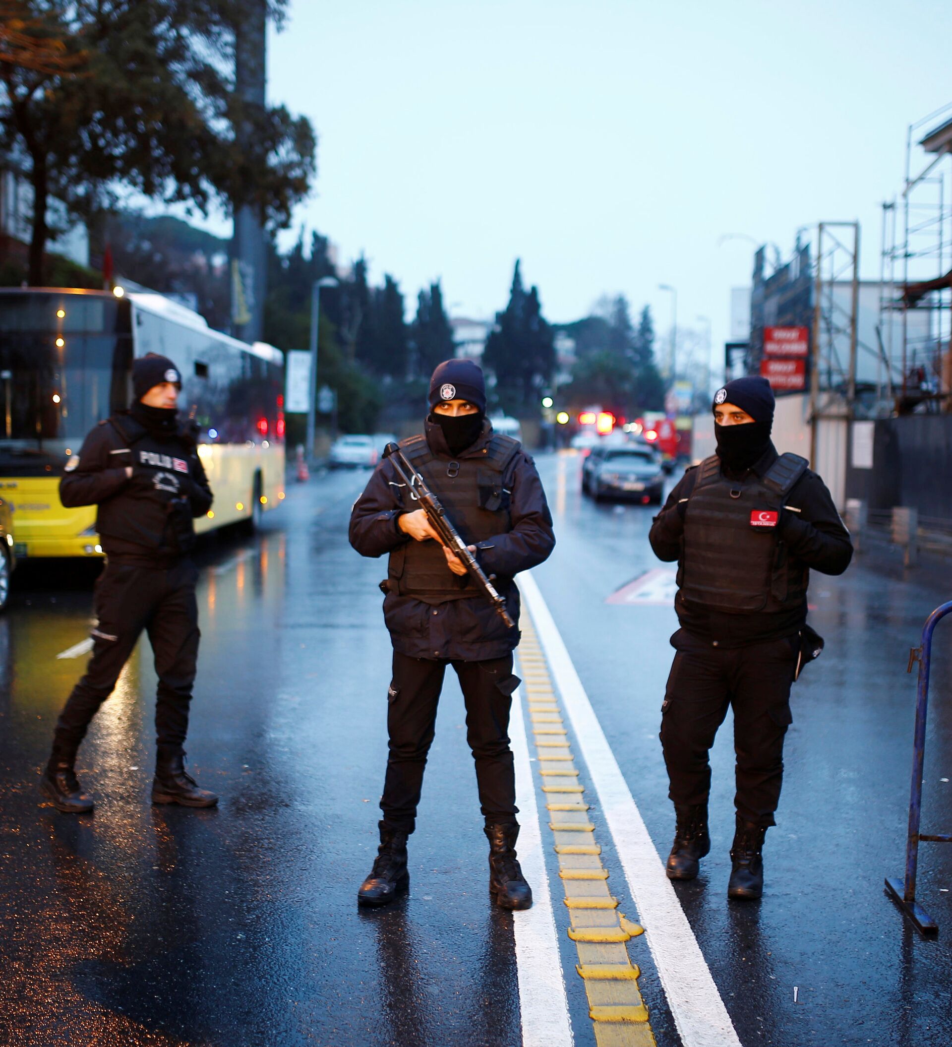 Нападение в стамбуле. Полицейские на улицах Стамбула. Регулировщик в Стамбуле. Istanbul shooting.
