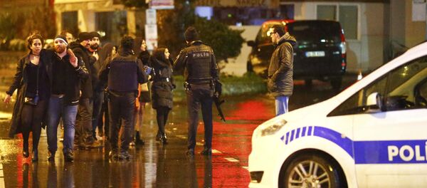 Турецкие полицейские на месте теракта в стамбульском ночном клубе, 1 января 2017 года Турецкие полицейские на месте теракта в стамбульском ночном клубе, 1 января 2017 года - Sputnik Азербайджан