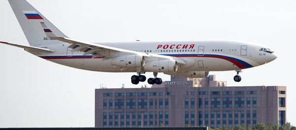 Российский самолет с дипломатами на борту приземляется в вашингтонском аэропорту имени Даллеса, 31 декабря 2016 года, Стерлинг, штат Вирджиния, США Российский самолет с дипломатами на борту приземляется в вашингтонском аэропорту имени Даллеса, 31 декабря 2016 года, Стерлинг, штат Вирджиния, США - Sputnik Азербайджан