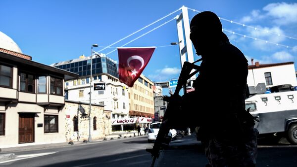 Сотрудник турецкого спецназа в районе Ортакей, недалеко от ночного клуба Рейна, где произошел теракт, Стамбул, 2 января 2017 года - Sputnik Азербайджан