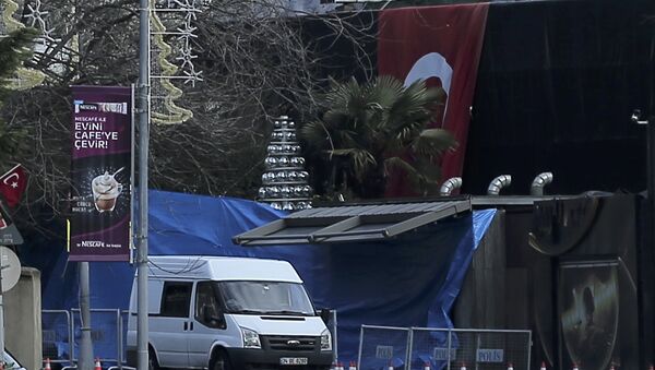 Микроавтобус у входа в ночной клуб Рейна, где произошло вооруженное нападение, Стамбул, 1 января 2017 года - Sputnik Азербайджан