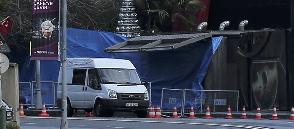 Микроавтобус у входа в ночной клуб Рейна, где произошло вооруженное нападение, Стамбул, 1 января 2017 года Микроавтобус у входа в ночной клуб Рейна, где произошло вооруженное нападение, Стамбул, 1 января 2017 года - Sputnik Азербайджан