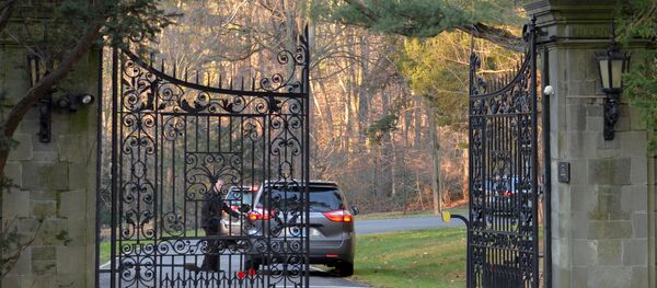 Автомобиль у ворот поместья Killenworth, Глен Коув, Лонг-Айленд, США, 30 декабря 2016 года - Sputnik Азербайджан