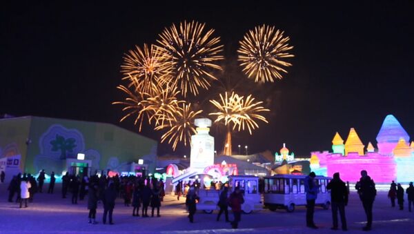 Открытие зимнего фестваля в Харбине: фейерверк и дворцы изо льда - Sputnik Азербайджан