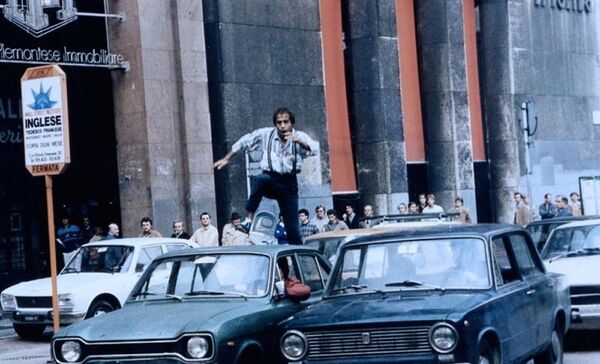 Челентано в фильме Бинго-Бонго (1982 год) Челентано в фильме Бинго-Бонго (1982 год) - Sputnik Азербайджан