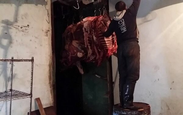 Подпольный цех по разделке туш и обвалке мяса в Тезе Базар - Sputnik Азербайджан