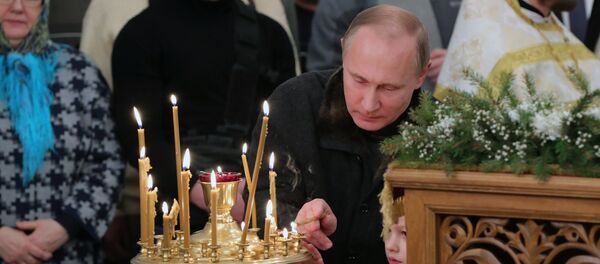 Президент РФ Владимир Путин во время Рождественского богослужения в Свято-Юрьевом монастыре в Новгородской области Президент РФ Владимир Путин во время Рождественского богослужения в Свято-Юрьевом монастыре в Новгородской области - Sputnik Азербайджан