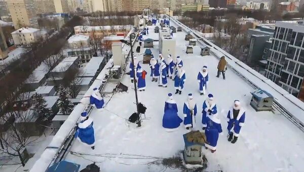 СПУТНИК_Дед Мороз с крыши: как в одной из больниц Москвы поздравили детей с Рождеством - Sputnik Азербайджан