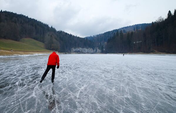 Каток на реке Ду в Швейцарии - Sputnik Азербайджан