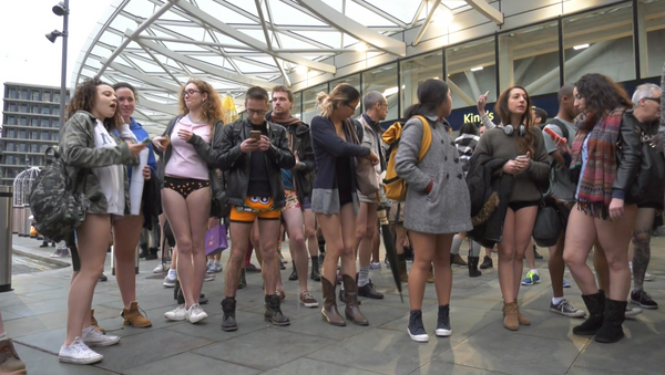 День без штано – как ежегодный флешмоб прошел в Лондоне и Берлине - Sputnik Азербайджан