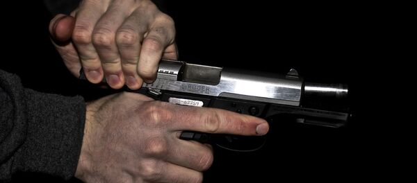 Мужчина с пистолетом в руке, фото из архива - Sputnik Азербайджан