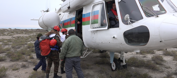 Пропавших без вести в Каспийском море в результате аварии на эстакаде ПО Азнефть, благодаря благоприятным погодным условиям на воду вновь были спущены малые суда Пропавших без вести в Каспийском море в результате аварии на эстакаде ПО Азнефть, благодаря благоприятным погодным условиям на воду вновь были спущены малые суда - Sputnik Азербайджан