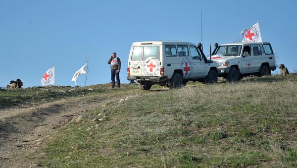 Автомобили представителей Международного комитета Красного Креста в зоне нагорно-карабахского конфликта, фото из архива - Sputnik Азербайджан