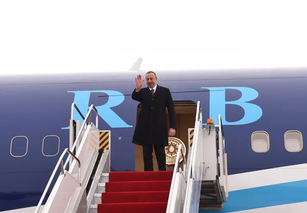Президента Ильхама Алиева провожали председатель Верховного Меджлиса Нахчыванской Автономной Республики Васиф Талыбов и члены правительства Президента Ильхама Алиева провожали председатель Верховного Меджлиса Нахчыванской Автономной Республики Васиф Талыбов и члены правительства - Sputnik Азербайджан