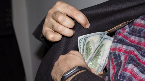 Мужчина прячет деньги во внутренний карман, фото из архива - Sputnik Azərbaycan