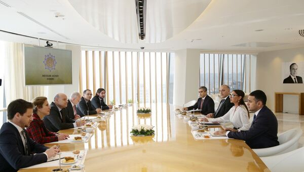 Мехрибан Алиева встретилась с делегацией во главе с Жан-Мари Ле Гуэном - Sputnik Азербайджан