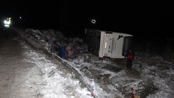 В турецкой провинции Конья съехал на обочину и перевернулся пассажирский автобус - Sputnik Азербайджан
