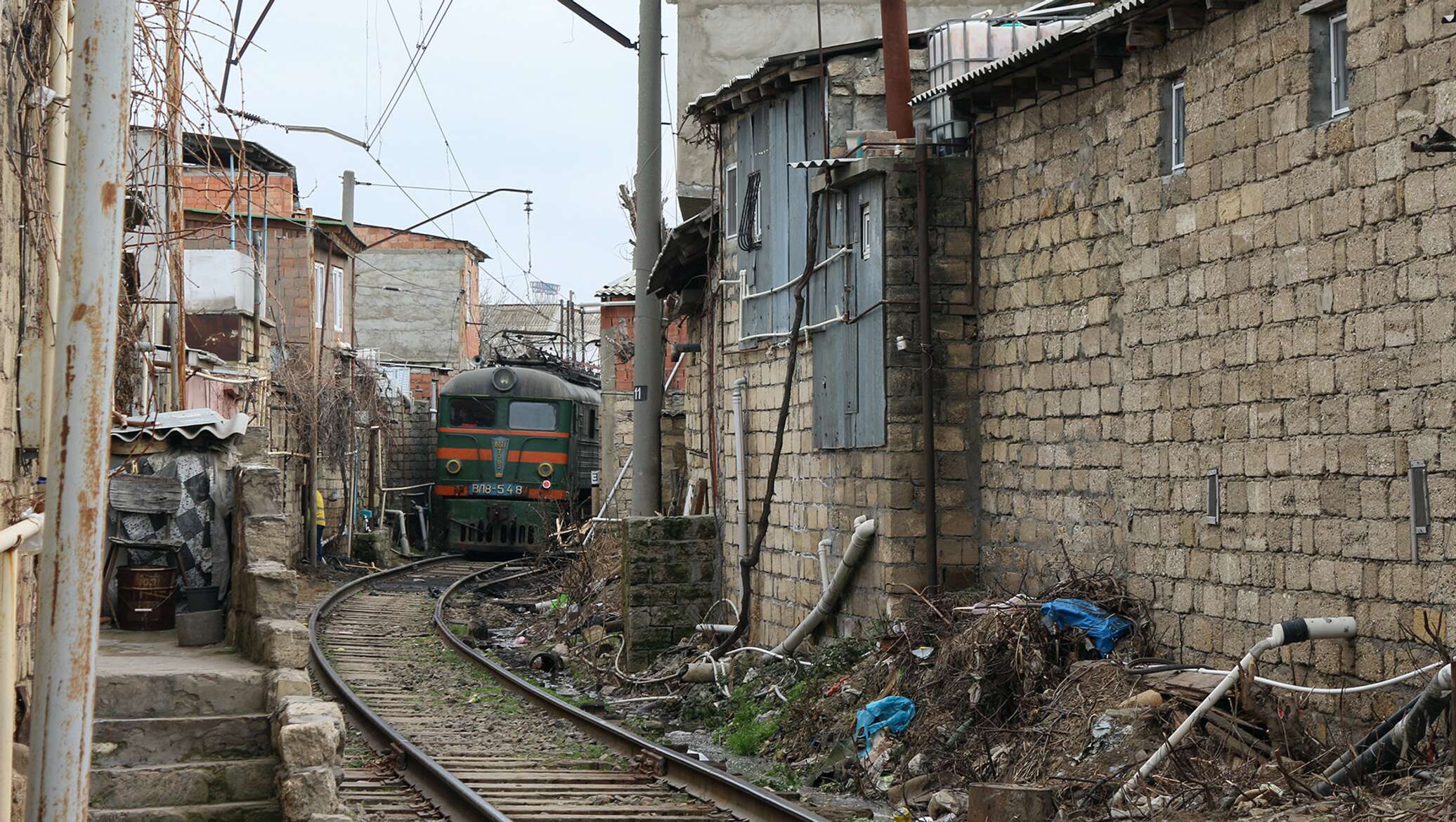 Жители бакинского поселка каждый день ждут в 