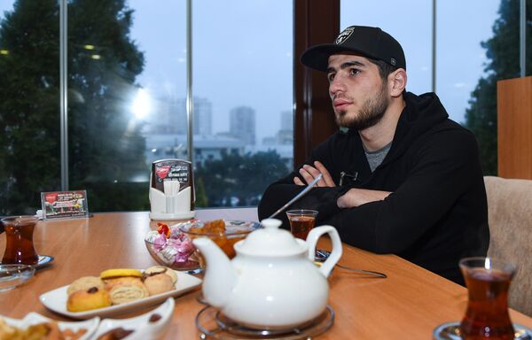 Kamran Şahsuvarlı: Real döyüş filmlərdəki kimi deyil – o zaman yalnız rəqibin haqqında fikirləşirsən, ağlına başqa heç nə gəlmir. Kamran Şahsuvarlı: Real döyüş filmlərdəki kimi deyil – o zaman yalnız rəqibin haqqında fikirləşirsən, ağlına başqa heç nə gəlmir. - Sputnik Azərbaycan