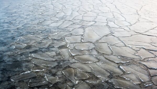 Корка льда на замерзшем озере, архивное фото - Sputnik Азербайджан