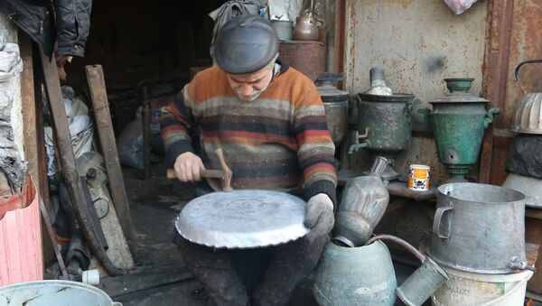 Азербайджанский мастер изготавливает полезную для здоровья посуду - Sputnik Азербайджан