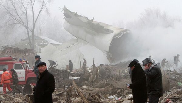 Спасатели на месте крушения грузового самолета Boeing-747 под Бишкеком - Sputnik Azərbaycan