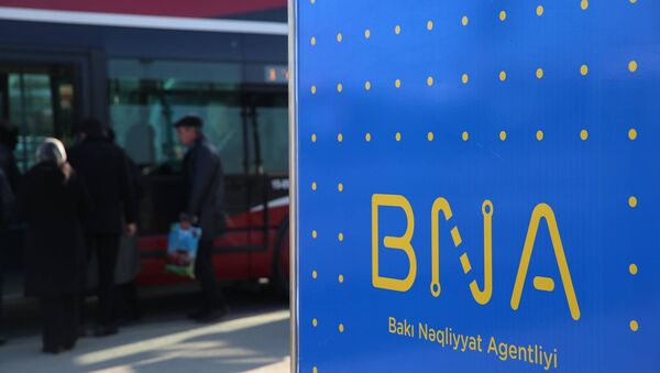 Логотип Бакинского транспортного агентства на автобусной остановке - Sputnik Азербайджан