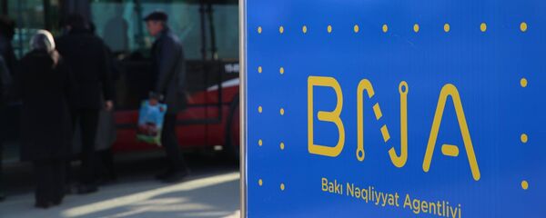 Логотип Бакинского транспортного агентства на автобусной остановке - Sputnik Азербайджан